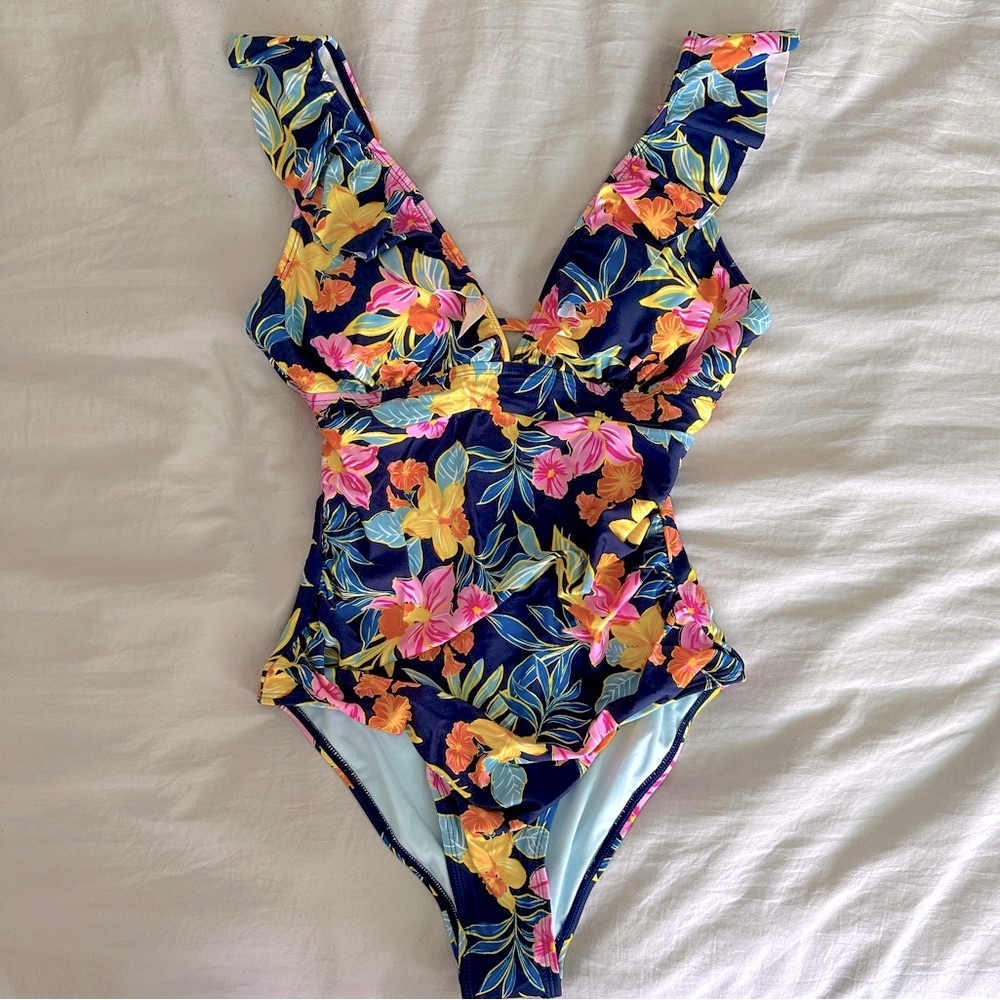 NWOT Cupshe Women’s Medium Ruffled One Piece Tummy Control Swimsuit